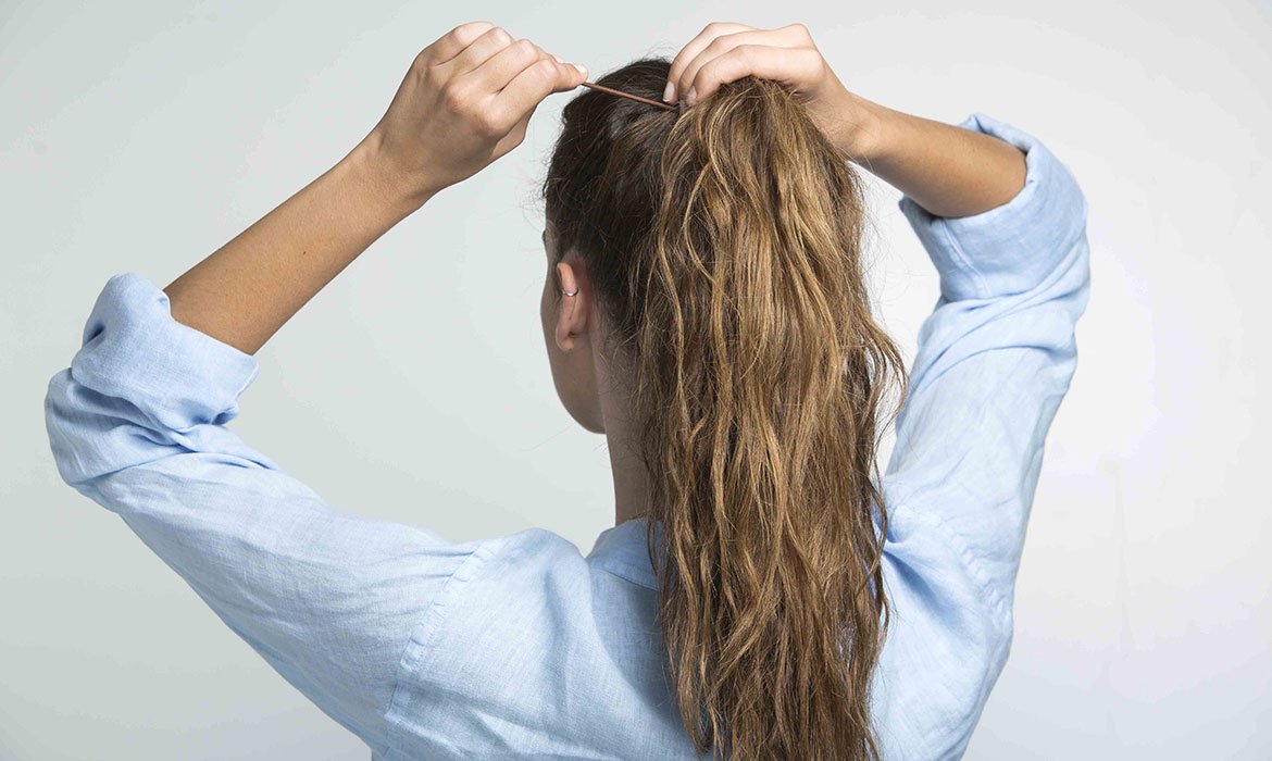 Aquí tienes un ejemplo de moño fácil y rápido paso a paso. ¿Lo primero que tienes que hacer? Recogértelo en una coleta.